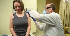 Pierwsza ochotniczka otrzymuje eksperymentalną szczepionkę na koronawirusa