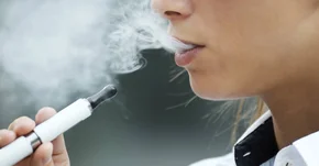 E-papierosy uzależniają coraz więcej młodych Polaków