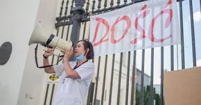 Protest medyków w Warszawie. "Nie wiążcie nam rąk. Nie każcie pacjentom czekać w kolejce"