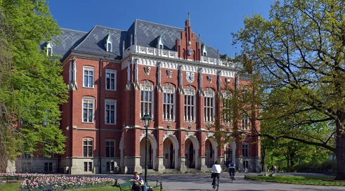 Jagiellonian_University_Collegium_Novum,_1882_designed_by_Feliks_Księżarski,_24_Gołębia_street,_Old_Town,_Krakow,_Poland