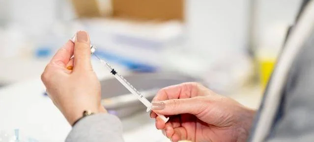 Komisja zatwierdza nową umowę ws. szczepionki przeciwko COVID-19 z Novavax - Obrazek nagłówka