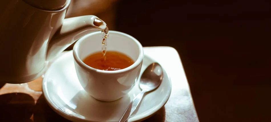 Kto pije i pali, ten… powinien unikać gorącej herbaty - Obrazek nagłówka