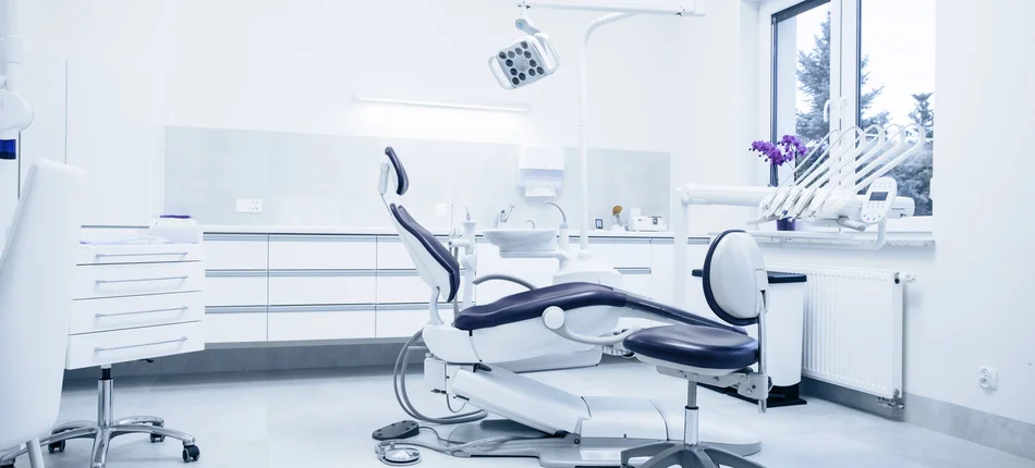 Samorząd lekarski: podwyższone wynagrodzenie należy się także lekarzom dentystom - Obrazek nagłówka