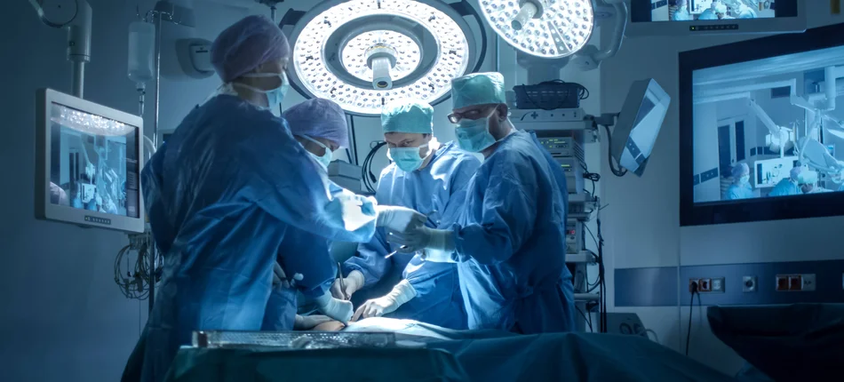 Chirurdzy z Gliwic uratowali skalp kobiecie po wypadku w pracy - Obrazek nagłówka