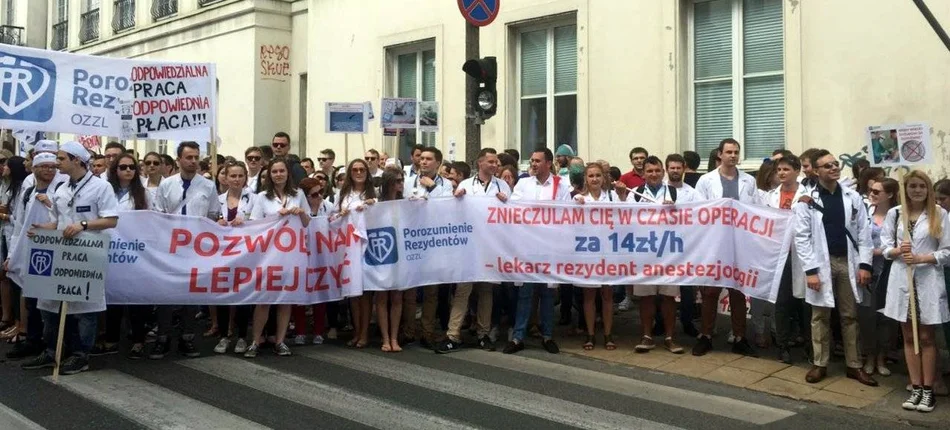 Młodzi lekarze protestowali na ulicach Warszawy - Obrazek nagłówka