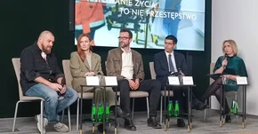Tomasz Kot znów w roli lekarza. Kolejny krok NIL w kampanii „Ratowanie życia to nie przestępstwo”