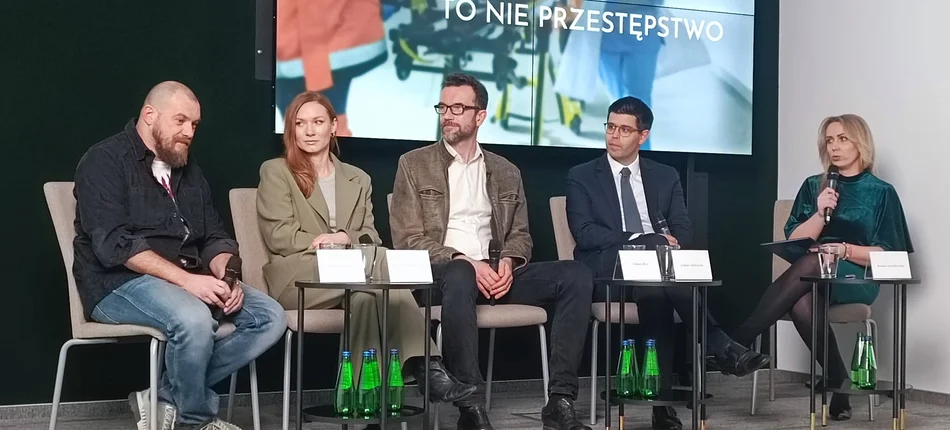 Tomasz Kot znów w roli lekarza. Kolejny krok NIL w kampanii „Ratowanie życia to nie przestępstwo” - Obrazek nagłówka