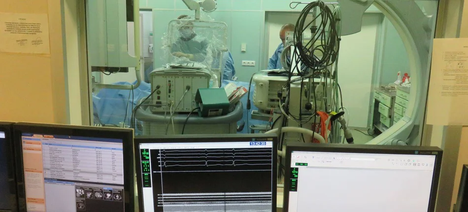 W Kielcach wszczepiono pacjentowi bezelektrodowy rozrusznik serca. To pierwsza taka operacja w Świętokrzyskiem - Obrazek nagłówka