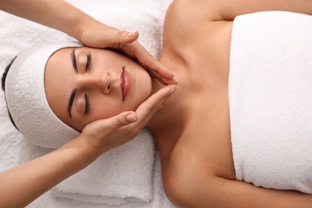 Kobieta jest na masażu kobido