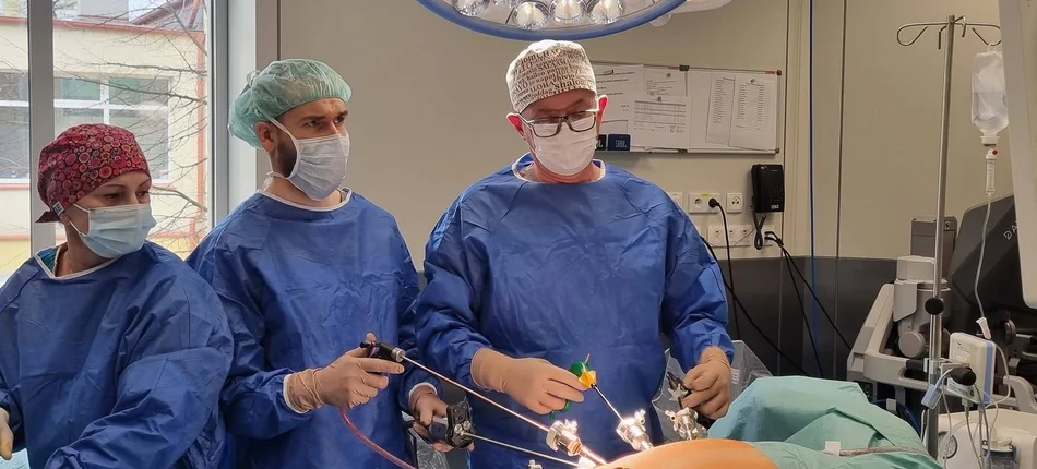 W szczecińskim szpitalu za pomocą robota pobrano nerkę do przeszczepu. To pierwsza taka operacja w regionie i trzecia w kraju - Obrazek nagłówka