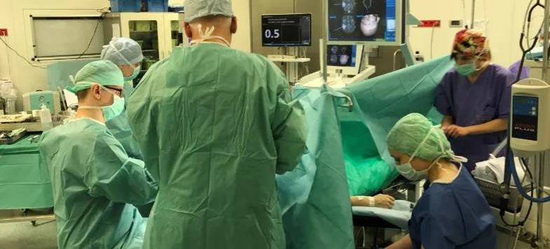 Neurochirurdzy z Krakowa przeprowadzili operację usunięcia guza mózgu u pacjentki w zaawansowanej ciąży - Obrazek nagłówka