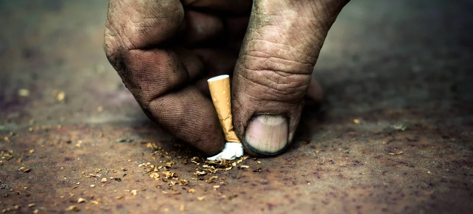 Choć ludzie wiedzą, że papierosy szkodzą zdrowiu, to trudno jest im z nich zrezygnować 
 - Obrazek nagłówka