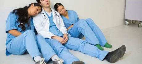 Jak łamane jest prawo pracy w placówkach medycznych? Jest raport - Obrazek nagłówka