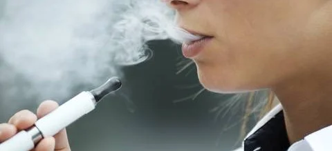 Coraz mniej osób pali. A dzięki nowym regulacjom unijnym i nowelizacji ustawy tytoniowej ma być jeszcze lepiej - Obrazek nagłówka