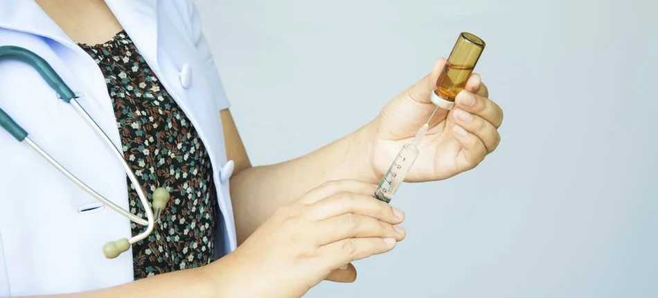 Obowiązkowa elektroniczna karta szczepień i mandaty dla uchylających się. Ministerstwo Zdrowia przygotowuje nowelizację - Obrazek nagłówka