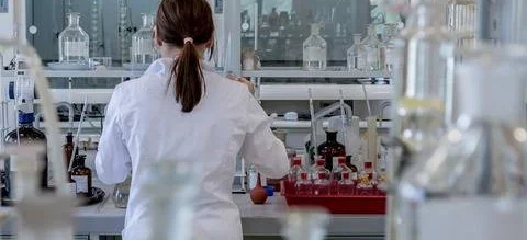 GUS o zarobkach diagnostów laboratoryjnych - Obrazek nagłówka