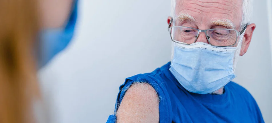 Szczepionki zapobiegły ponad 250 tys. zakażeniom wśród seniorów - Obrazek nagłówka