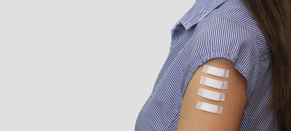 Ruszają szczepienia dawką przypominającą personelu medycznego - Obrazek nagłówka