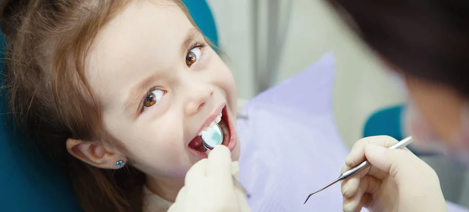 To dorośli muszą dbać o higienę jamy ustnej swoich dzieci  - Obrazek nagłówka
